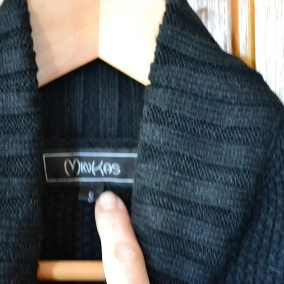 Black Knit Turtleneck Sleeveless Sweater - Picture 3 of 6